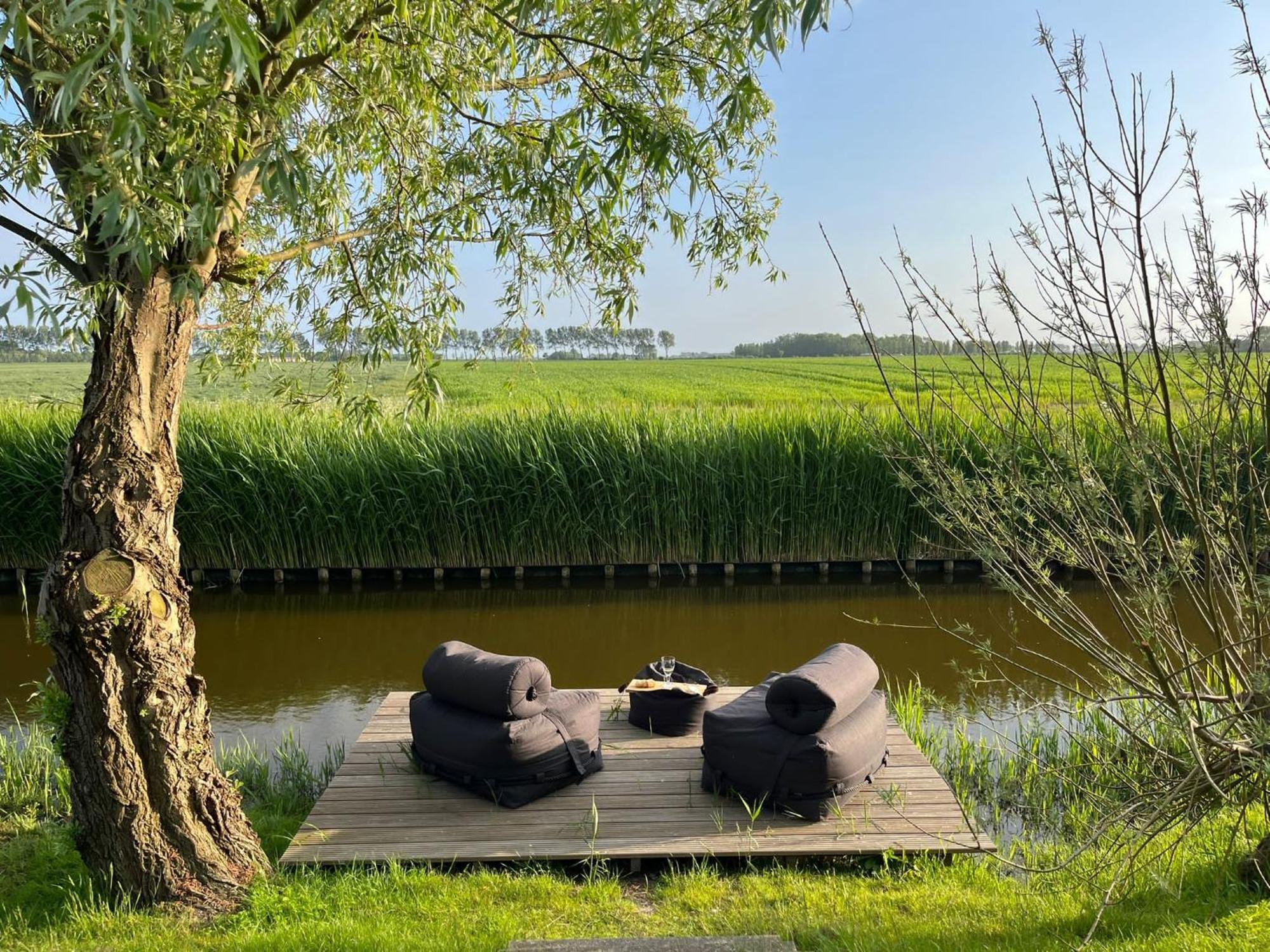 Iris'T; Dijkhuisje In De Polders Van Groede. Villa Luaran gambar